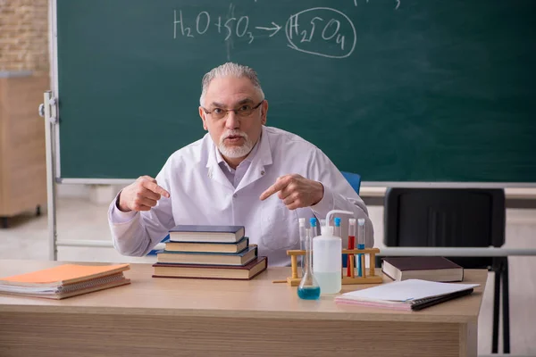 Старий вчитель хімії чоловічої статі в класі — стокове фото