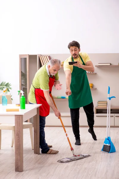 Dois empreiteiros homens a limpar a casa — Fotografia de Stock