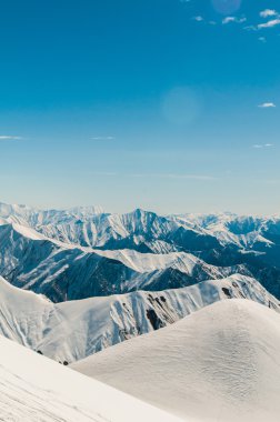 Aydınlık kış gününde kar dağları