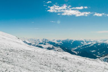 Aydınlık kış gününde kar dağları