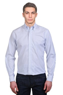 Beyaz gömlekli erkek model.