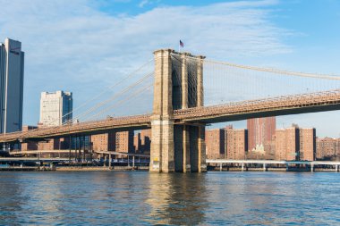New York 'taki Brooklyn Köprüsü Aydınlık bir yaz gününde
