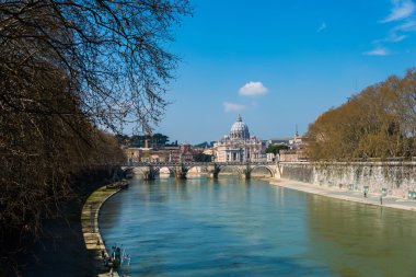 Roma 'daki Tiber Nehri üzerindeki Aziz Peter Katedrali