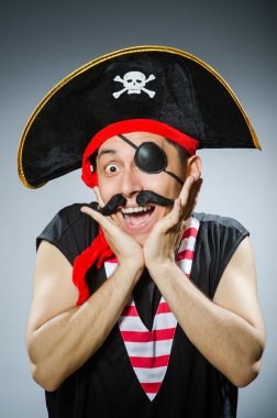 Karanlık stüdyodaki komik korsan.