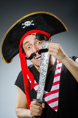 Karanlık stüdyodaki komik korsan.