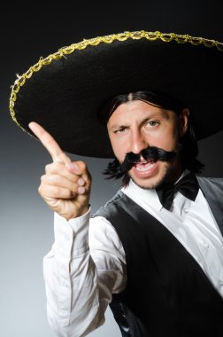 Konseptte sombrero olan komik bir Meksikalı.