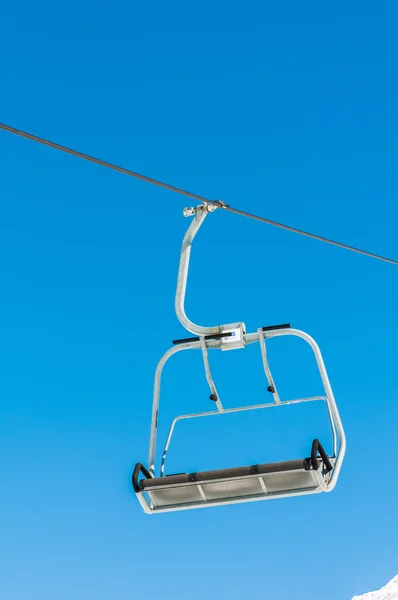 Ascenseur sur la station de ski pendant l'hiver par beau temps — Photo