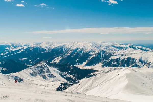 Montanhas de neve no dia de inverno brilhante — Fotografia de Stock