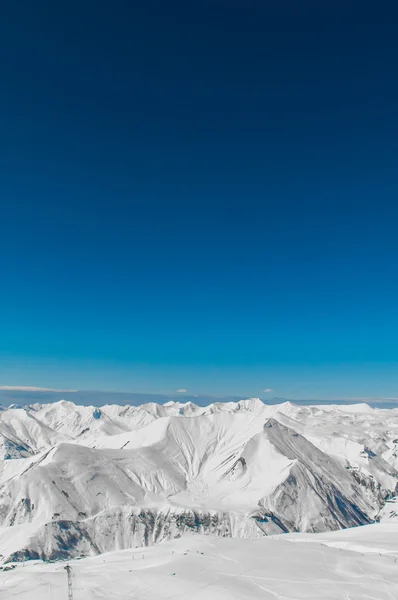 Χιονισμένα βουνά τη λαμπερή χειμωνιάτικη μέρα — Φωτογραφία Αρχείου