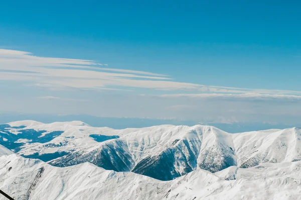 Снежные горы в яркий зимний день — стоковое фото