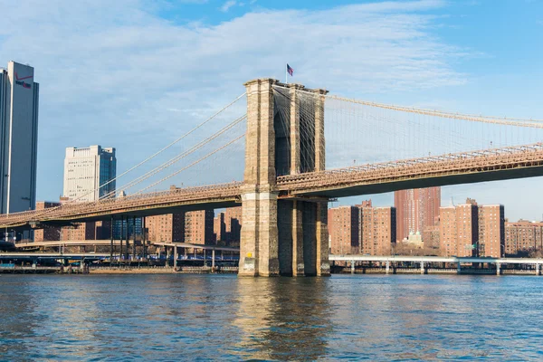 Brooklyn Bridge in New York op zonnige zomerdag — Stockfoto