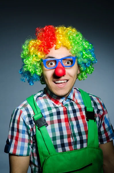 Смешной клоун на тёмном фоне — стоковое фото