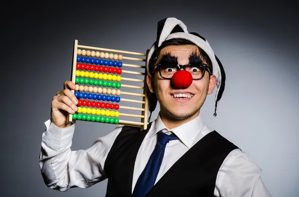 Drôle clown avec abaque dans la comptabilité concept — Photo