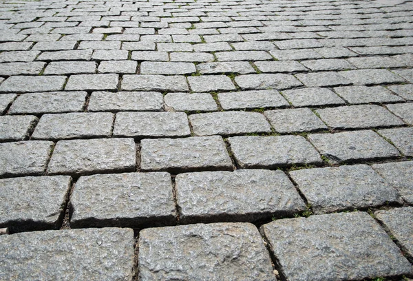 Stara droga betonowa z brukowanych kamieniami — Zdjęcie stockowe