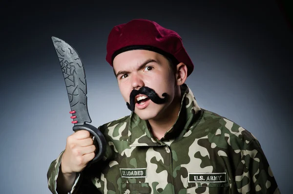 Lustiger Soldat vor dunklem Hintergrund — Stockfoto