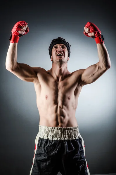 Muskelkräftiger Boxer mit roten Handschuhen — Stockfoto