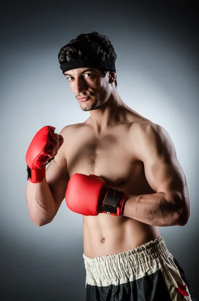 Boxeador muscular con guantes rojos —  Fotos de Stock