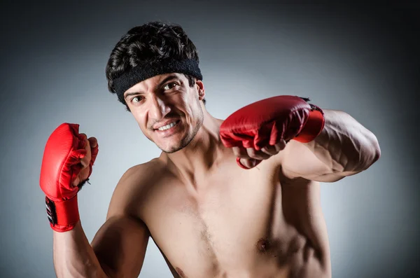 Svalnatý boxer s červenými rukavicemi — Stock fotografie