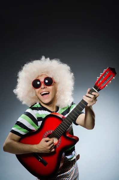 Homme avec coupe de cheveux drôle et guitare — Photo