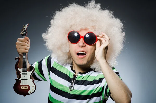 Homem com corte de cabelo engraçado e guitarra — Fotografia de Stock