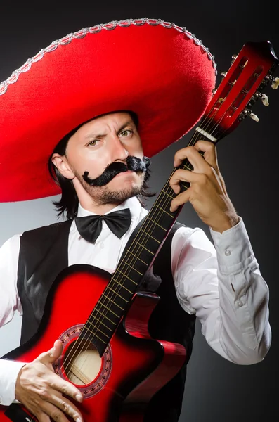 Człowiek z Meksyku z gitarą na białym tle — Zdjęcie stockowe