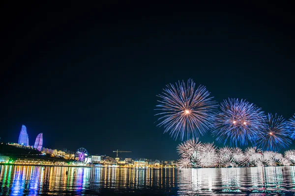 Fogos de artifício em Baku Azerbaijão no dia da independência — Fotografia de Stock