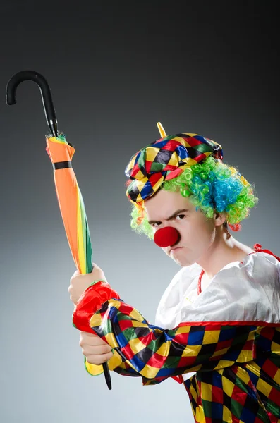 Buffo clown con ombrello colorato — Foto Stock