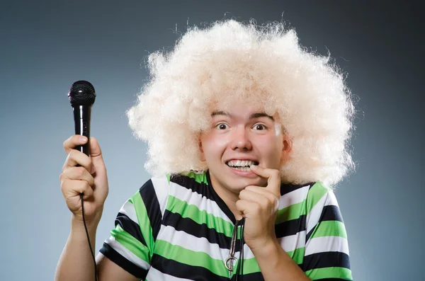 Homem de afrowig cantando com microfone — Fotografia de Stock