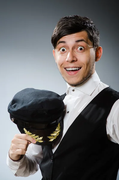 Zabawny taksówkarz noszący szczytową czapkę — Zdjęcie stockowe