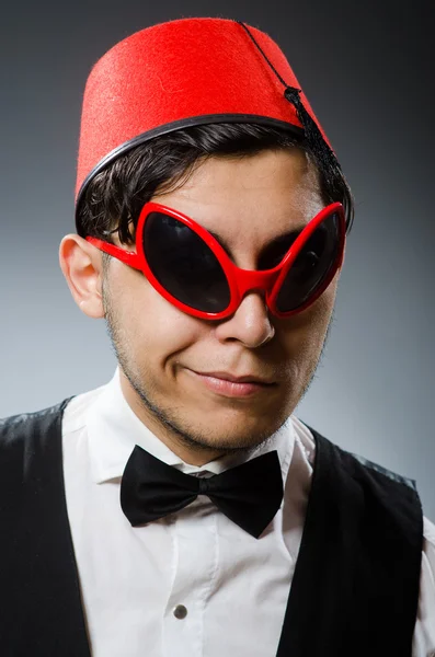 Homem usando chapéu turco tradicional fez — Fotografia de Stock