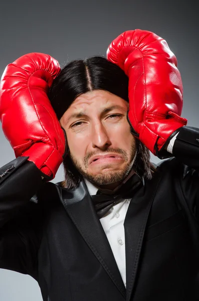 Hombre hombre de negocios con guantes de boxeo —  Fotos de Stock