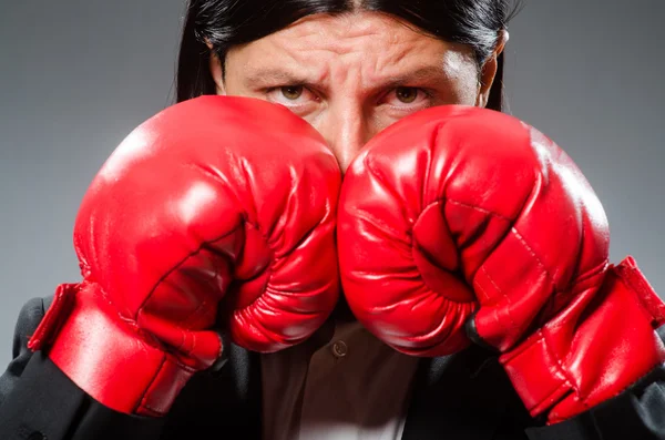 Homem de negócios com luvas de boxe — Fotografia de Stock