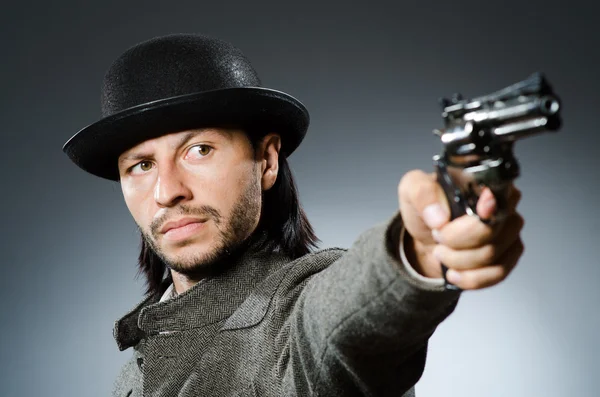 Man with gun and vintage hat — Stock Photo, Image