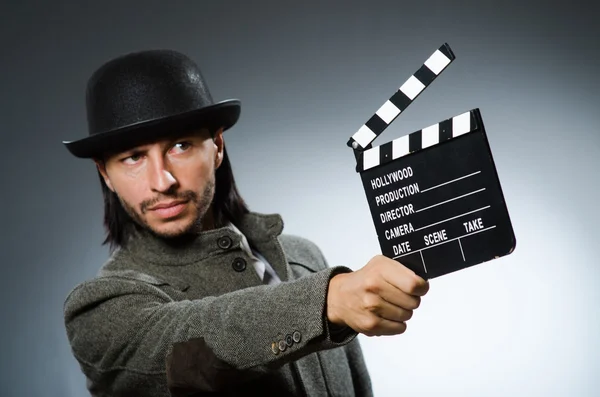 Hombre con película clapperboard y sombrero — Foto de Stock