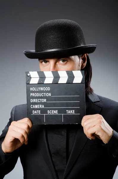 Uomo con clapperboard e cappello da film — Foto Stock