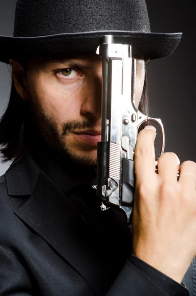 Homem usando chapéu vintage com arma — Fotografia de Stock