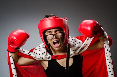 Siyah arka planda kırmızı eldivenli komik boksör