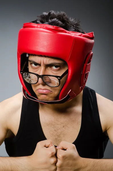 Zabawny bokser w czerwonych rękawiczkach na ciemnym tle — Zdjęcie stockowe