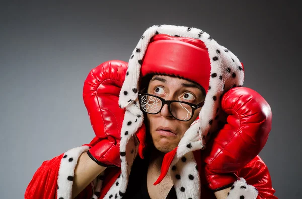 Boxer engraçado com luvas vermelhas contra fundo escuro — Fotografia de Stock