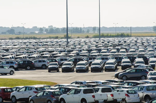 Coches nuevos aparcados en el centro de distribución en Toscana —  Fotos de Stock