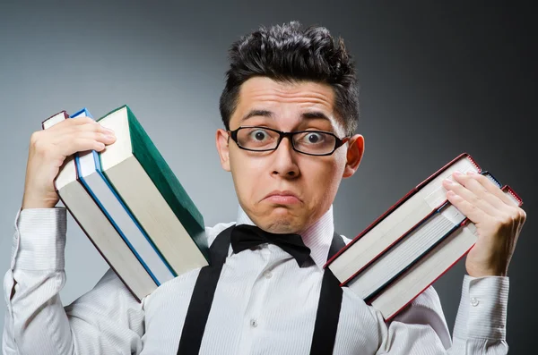 Смішний студент зі стопкою книг — стокове фото