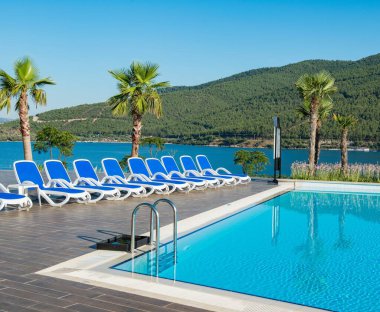 Aydınlık bir yaz gününde açık havada güzel bir yüzme havuzu.