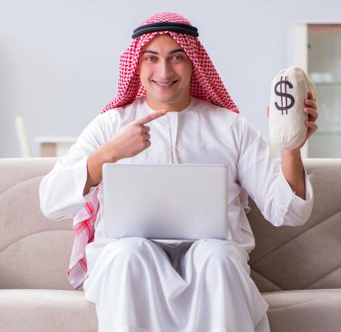 Arap işadamı koltukta oturuyor.