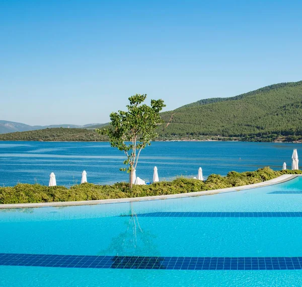 Bonita piscina al aire libre en brillante día de verano —  Fotos de Stock