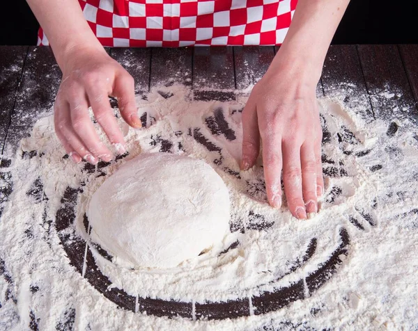 Cook preparing dough for baking in the kitchen — Stock Photo, Image