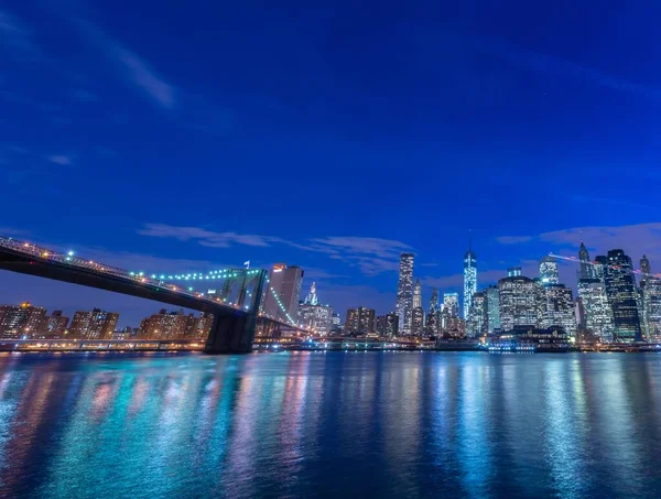 曼哈顿和布鲁克林大桥的夜景 — 图库照片
