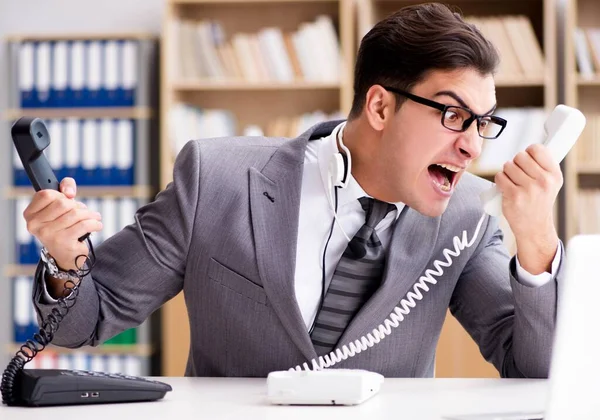 Arg helpdesk operatör skriker på kontoret — Stockfoto