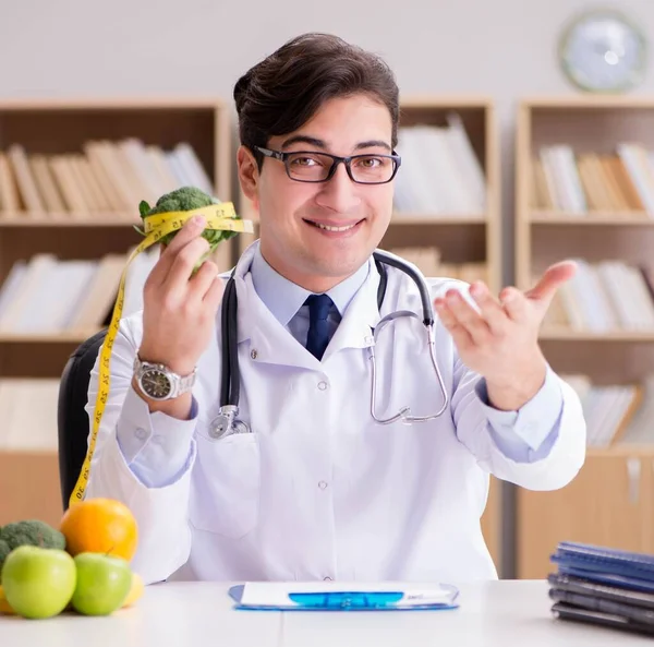 Doctor in dieting concept with fruits and vegetables — Stock Photo, Image