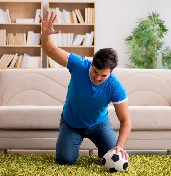 Мужчина смотрит футбол дома — стоковое фото