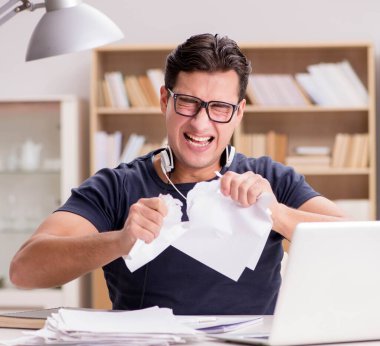 Stres yüzünden evraklarını yırtan kızgın bir adam.